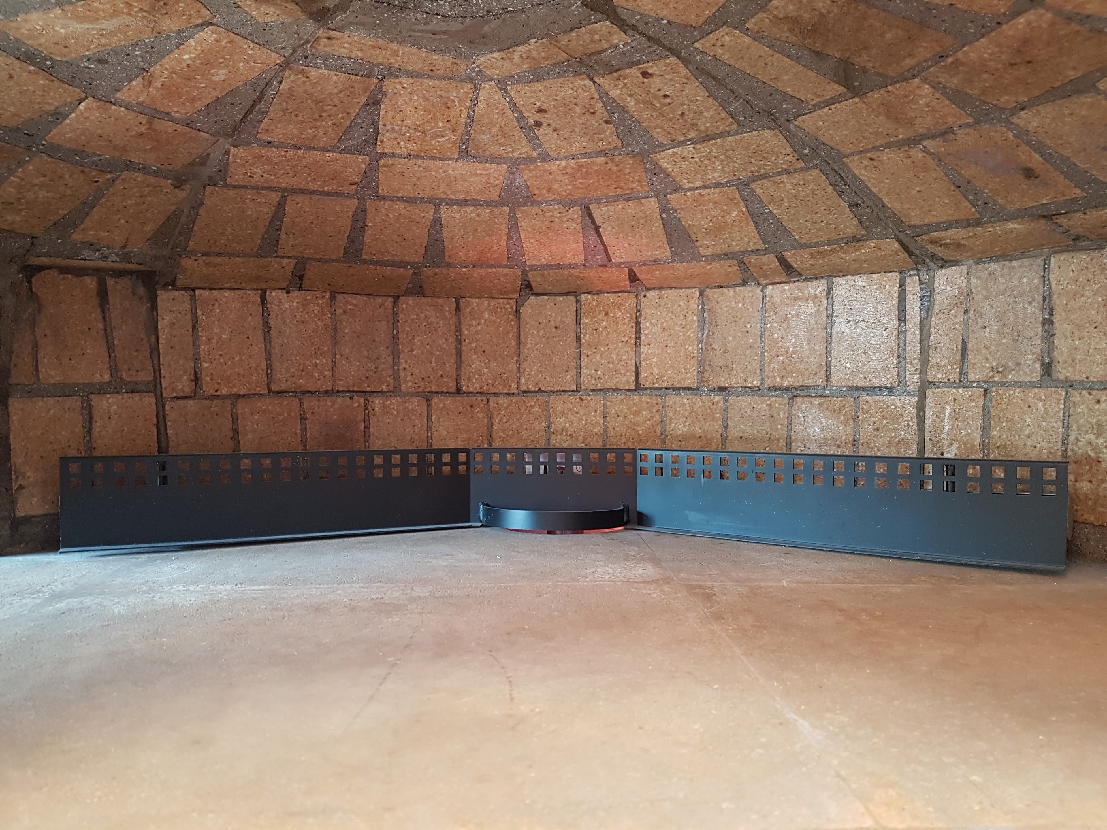 Mattoni refrattari vs calcestruzzo: cosa cambia davvero in un forno pizza