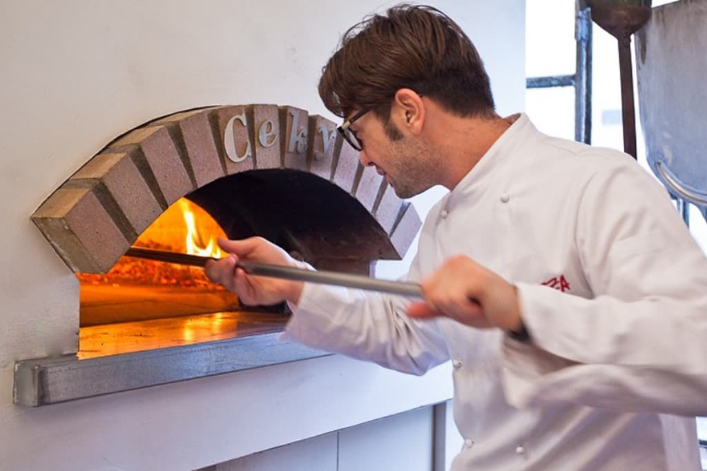 Pizza in cottura sulla platea refrattaria — base croccante grazie alla wicking action